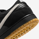 Nike SB Dunk Low Pro Black/White-Black detalle del Swoosh