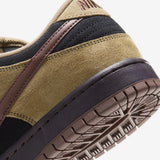 Nike SB Dunk Low Pro Filbert/Lt Chocolate-Black detalle del Swoosh