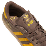 adidas Daewon Glenburn Earth Strata/Crew Yellow/Gum detalle lengüeta